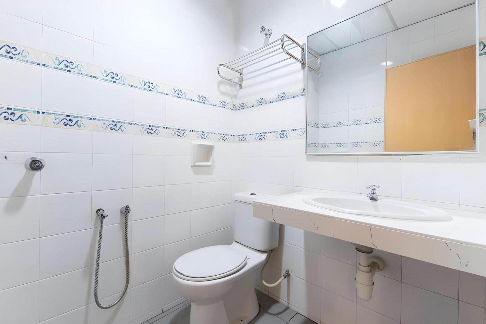 Super Oyo 447 Comfort Hotel Meru Klang Eksteriør billede