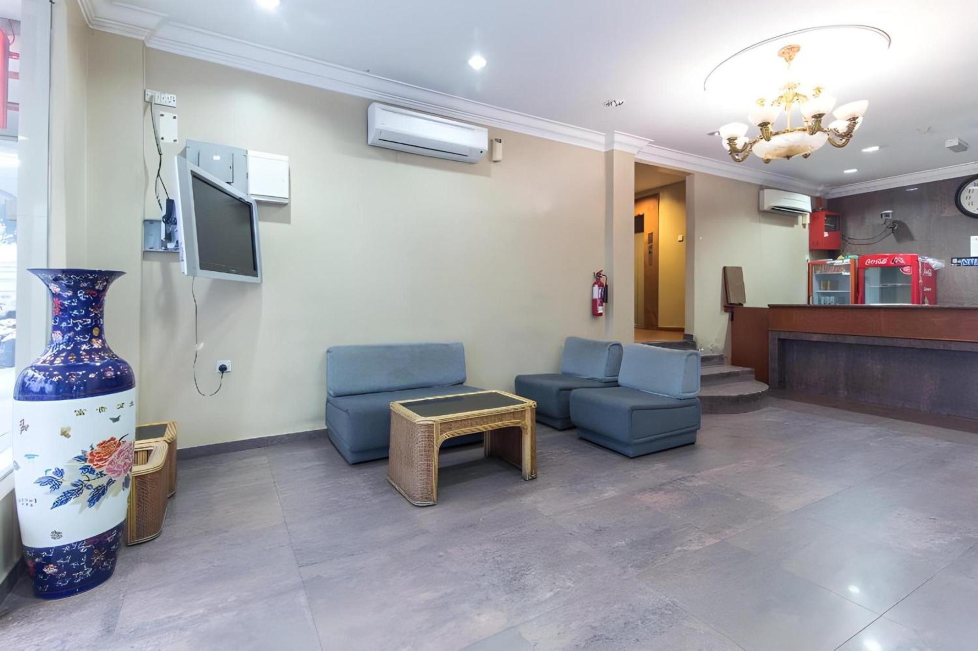 Super Oyo 447 Comfort Hotel Meru Klang Eksteriør billede
